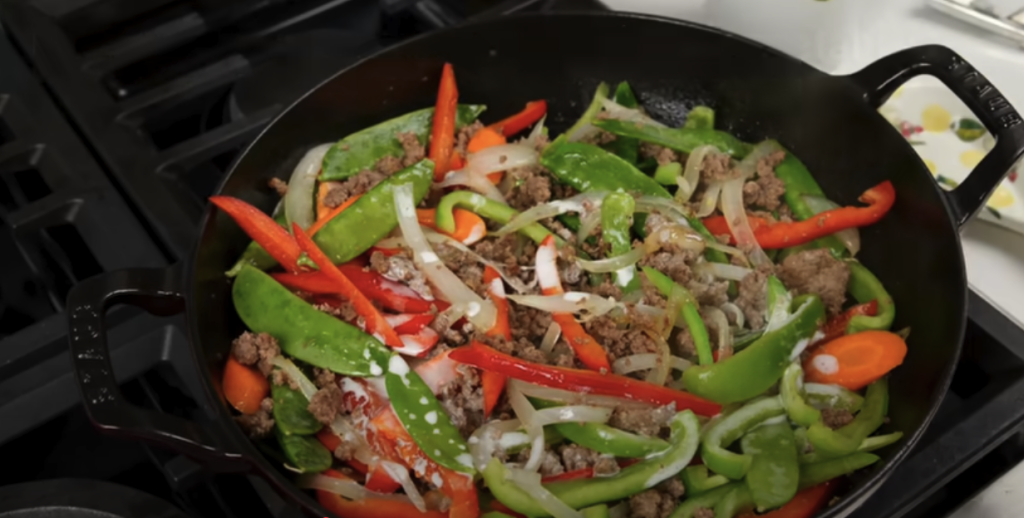 Jednoduchý a rychlý recept na wok s mletým hovězím, křupavou zeleninou a voňavou čínskou omáčkou - skvělá večeře do 30 minut, plná chutí