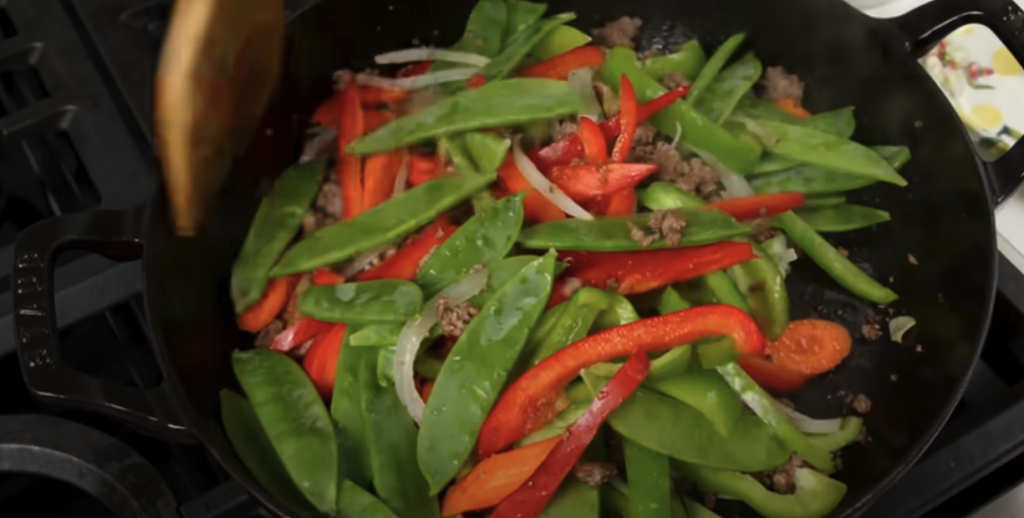 Jednoduchý a rychlý recept na wok s mletým hovězím, křupavou zeleninou a voňavou čínskou omáčkou - skvělá večeře do 30 minut, plná chutí