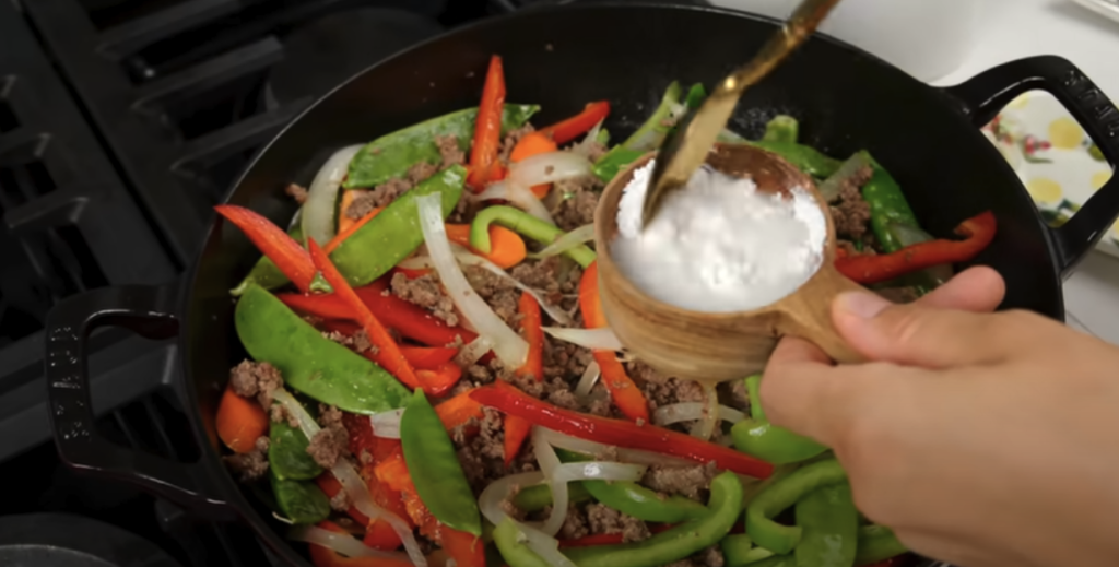 Jednoduchý a rychlý recept na wok s mletým hovězím, křupavou zeleninou a voňavou čínskou omáčkou - skvělá večeře do 30 minut, plná chutí