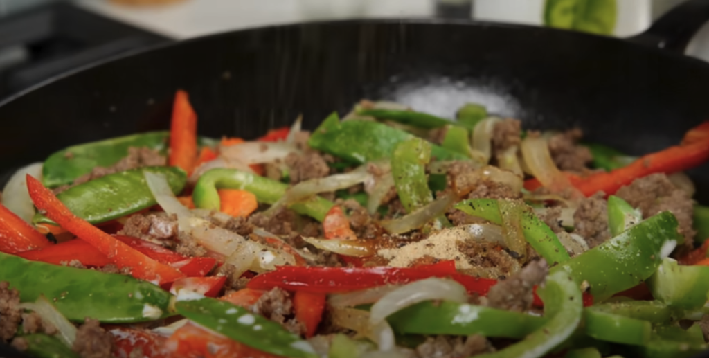 Jednoduchý a rychlý recept na wok s mletým hovězím, křupavou zeleninou a voňavou čínskou omáčkou - skvělá večeře do 30 minut, plná chutí