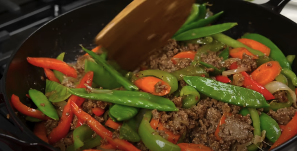 Jednoduchý a rychlý recept na wok s mletým hovězím, křupavou zeleninou a voňavou čínskou omáčkou - skvělá večeře do 30 minut, plná chutí