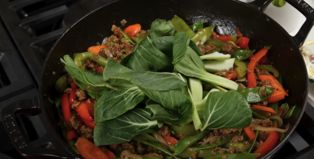 Jednoduchý a rychlý recept na wok s mletým hovězím, křupavou zeleninou a voňavou čínskou omáčkou - skvělá večeře do 30 minut, plná chutí