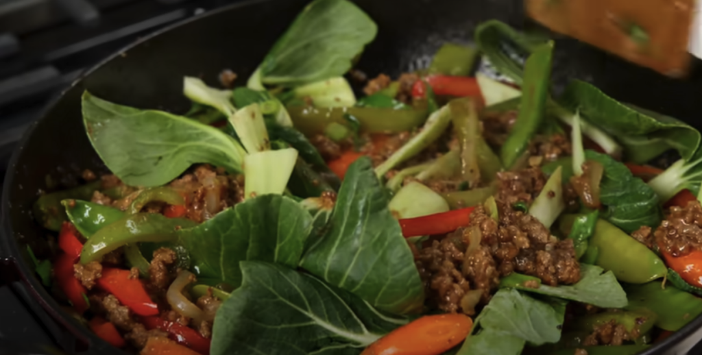Jednoduchý a rychlý recept na wok s mletým hovězím, křupavou zeleninou a voňavou čínskou omáčkou - skvělá večeře do 30 minut, plná chutí