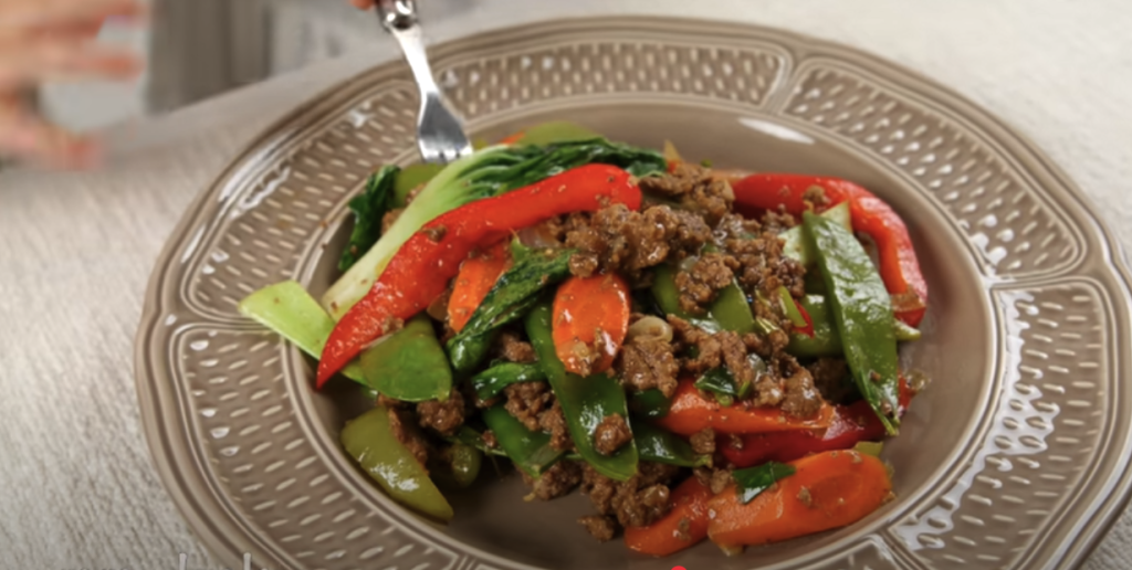 Jednoduchý a rychlý recept na wok s mletým hovězím, křupavou zeleninou a voňavou čínskou omáčkou - skvělá večeře do 30 minut, plná chutí