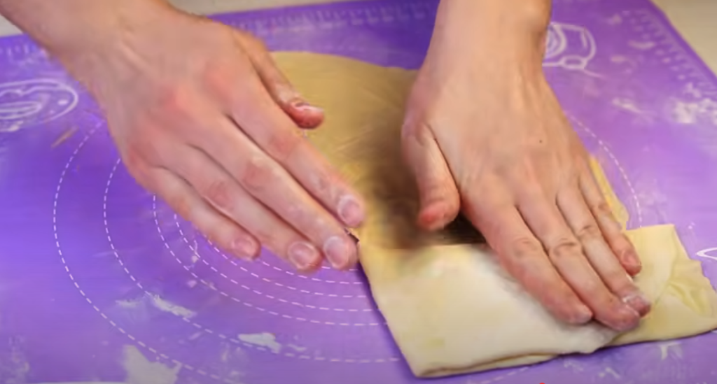 Buchtičky z kefírového těsta se sušeným ovocem, ořechy a křupavou drobenkou - bez kynutí a perfektní k horkému čaji