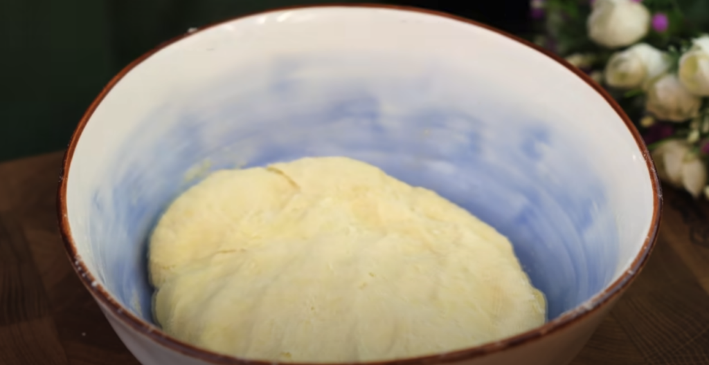 Křehké pomerančové croissanty z jogurtového těsta s moučkovým popraškem