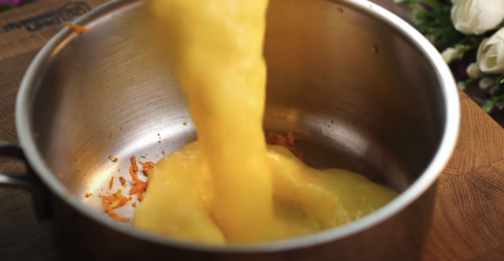 Křehké pomerančové croissanty z jogurtového těsta s moučkovým popraškem