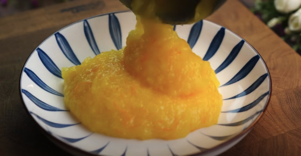 Křehké pomerančové croissanty z jogurtového těsta s moučkovým popraškem