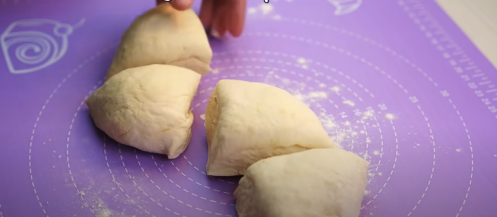 Křehké pomerančové croissanty z jogurtového těsta s moučkovým popraškem