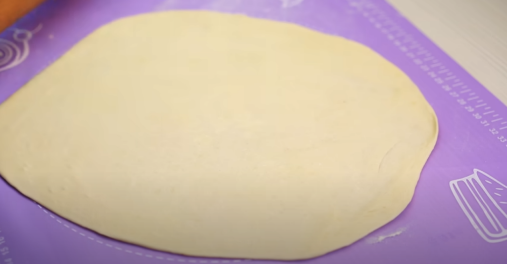Křehké pomerančové croissanty z jogurtového těsta s moučkovým popraškem