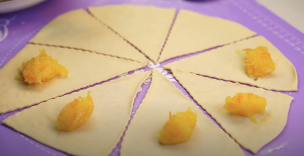 Křehké pomerančové croissanty z jogurtového těsta s moučkovým popraškem