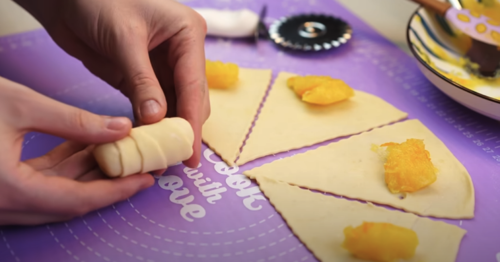 Křehké pomerančové croissanty z jogurtového těsta s moučkovým popraškem