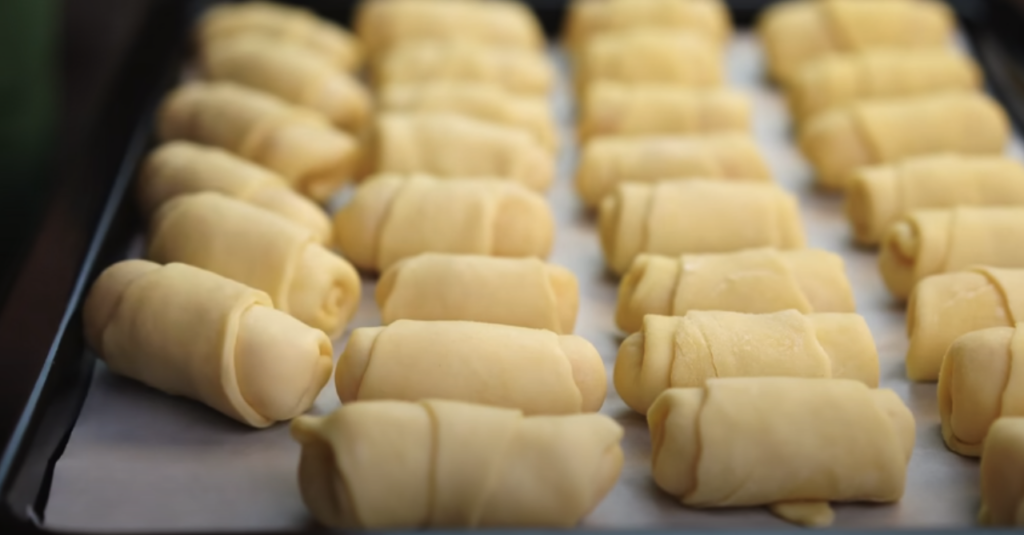 Křehké pomerančové croissanty z jogurtového těsta s moučkovým popraškem