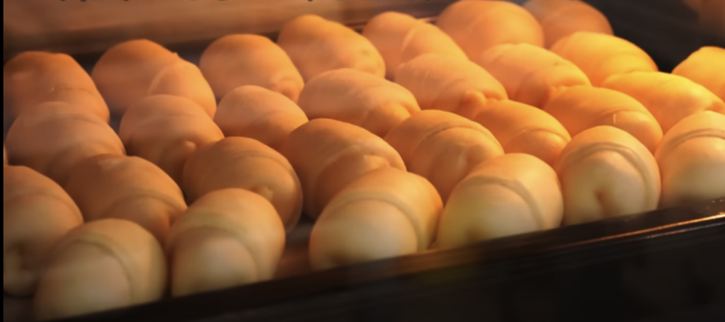 Křehké pomerančové croissanty z jogurtového těsta s moučkovým popraškem