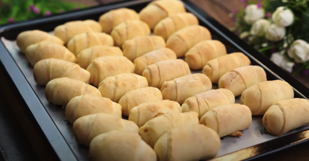Křehké pomerančové croissanty z jogurtového těsta s moučkovým popraškem