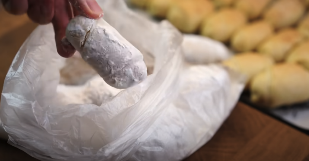 Křehké pomerančové croissanty z jogurtového těsta s moučkovým popraškem