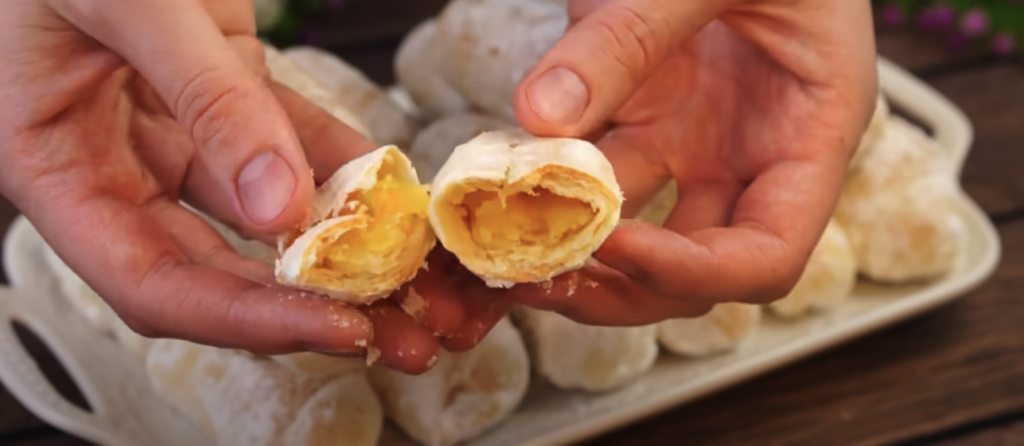 Křehké pomerančové croissanty z jogurtového těsta s moučkovým popraškem