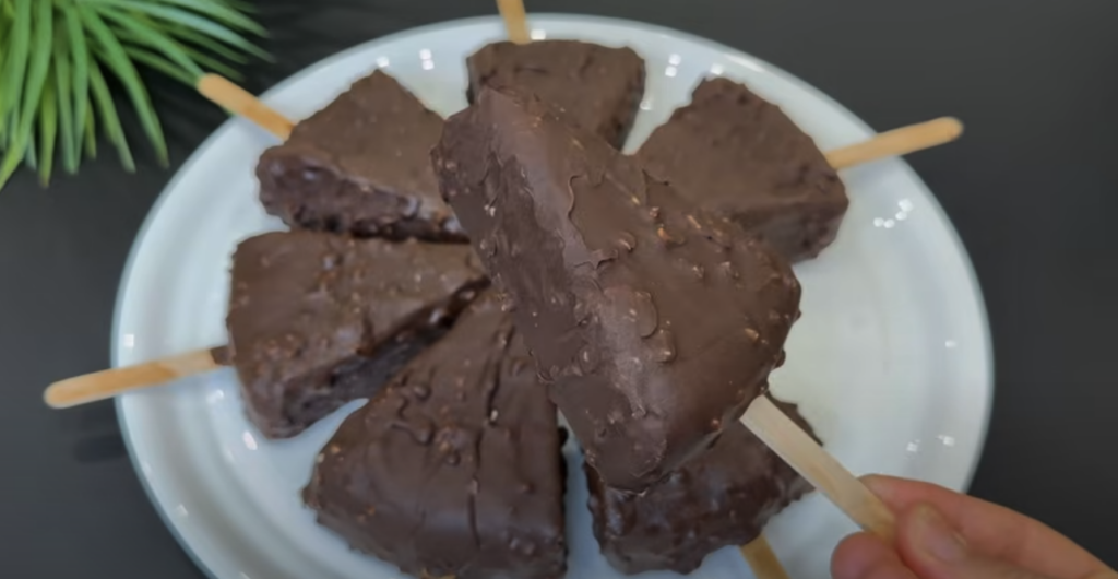 Domácí čokoládové nanuky ve tvaru dortu s lískovými oříšky - mražená pochoutka pro všechny!
