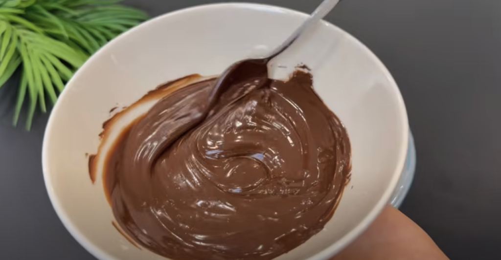 Domácí čokoládové nanuky ve tvaru dortu s lískovými oříšky - mražená pochoutka pro všechny!