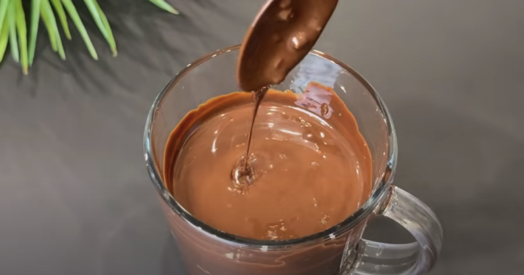 Domácí čokoládové nanuky ve tvaru dortu s lískovými oříšky - mražená pochoutka pro všechny!