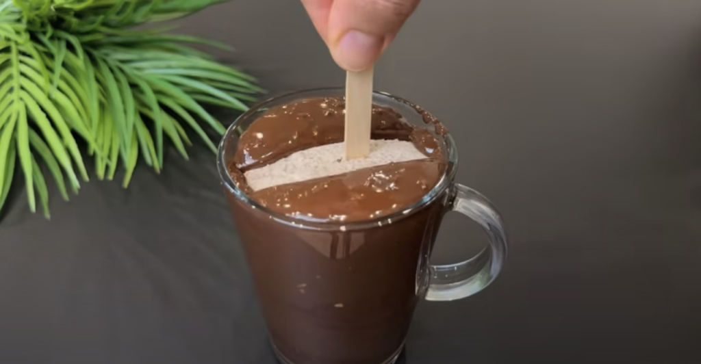 Domácí čokoládové nanuky ve tvaru dortu s lískovými oříšky - mražená pochoutka pro všechny!