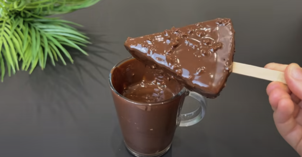 Domácí čokoládové nanuky ve tvaru dortu s lískovými oříšky - mražená pochoutka pro všechny!