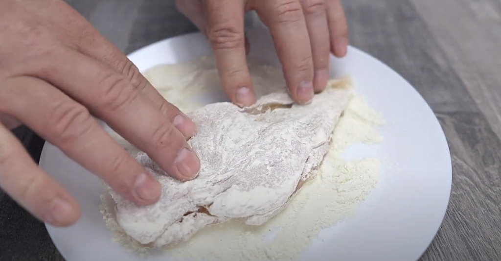 Plněná kuřecí prsa s bylinkovým máslem smažená dozlatova: Šťavnatý recept na oběd i večeři
