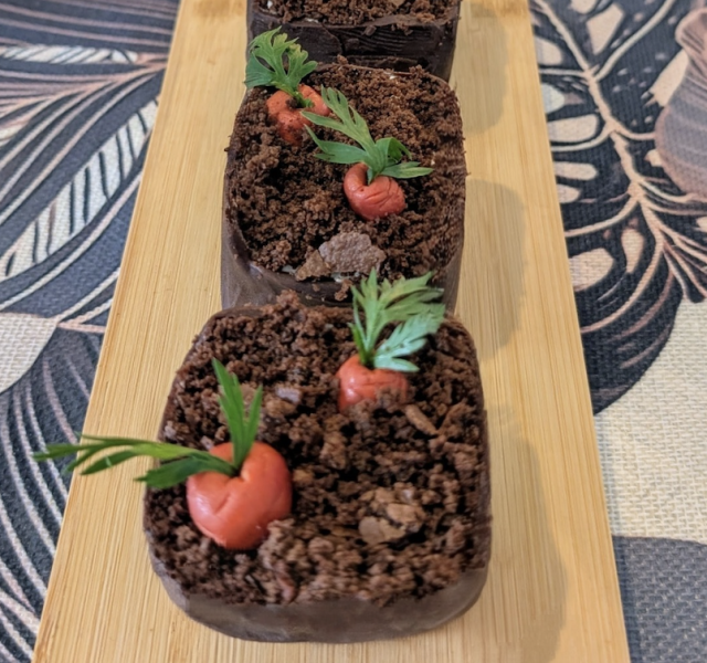 Dezert v čokoládovém květináči s malinami, mascarpone krémem a kakaovým piškotem