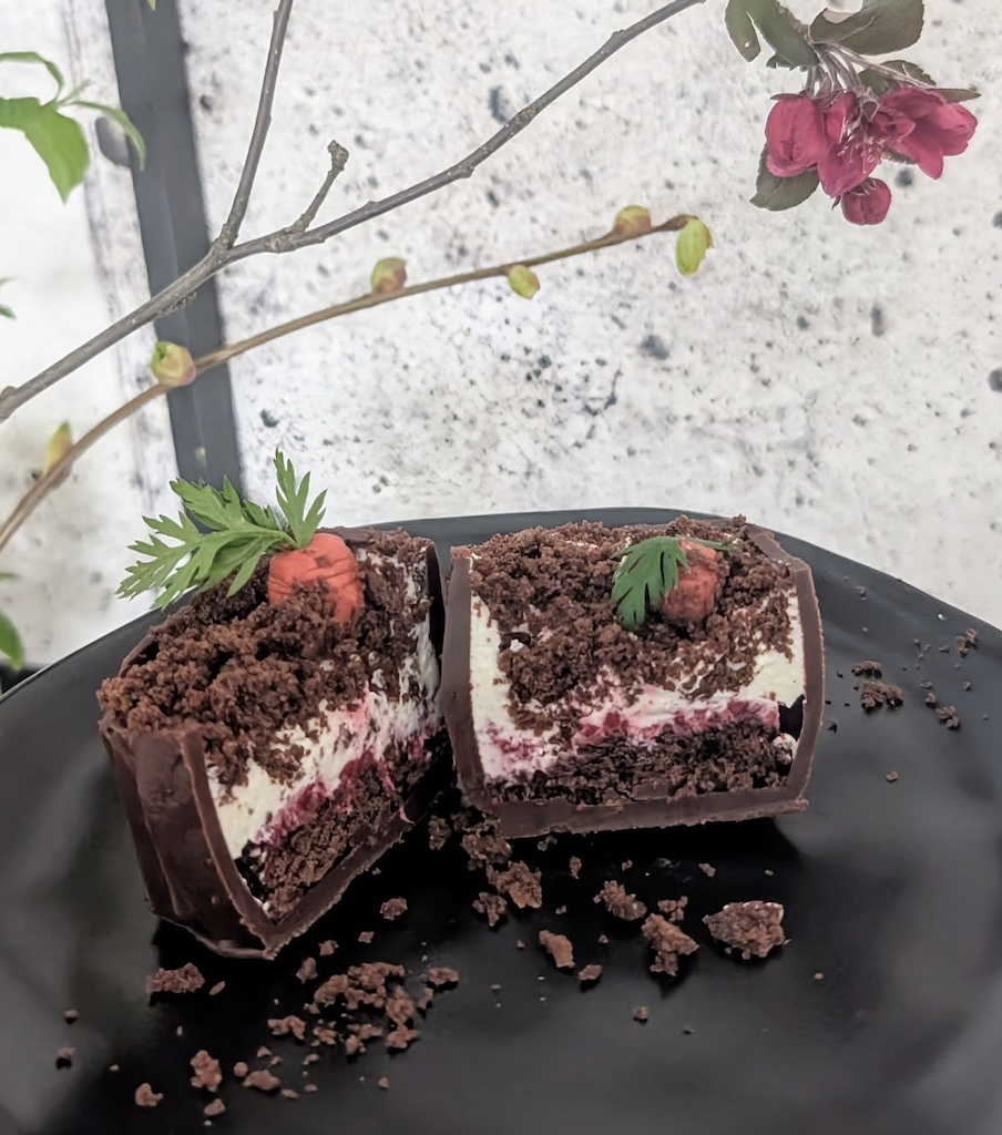 Dezert v čokoládovém květináči s malinami, mascarpone krémem a kakaovým piškotem