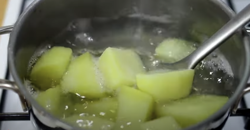 Zapečený pita chléb s bramborovou náplní, slaninou a sýrem ve tvaru pizze - rychlý a chutný recept