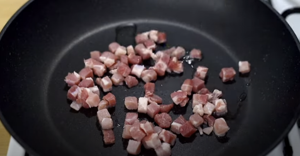 Zapečený pita chléb s bramborovou náplní, slaninou a sýrem ve tvaru pizze - rychlý a chutný recept