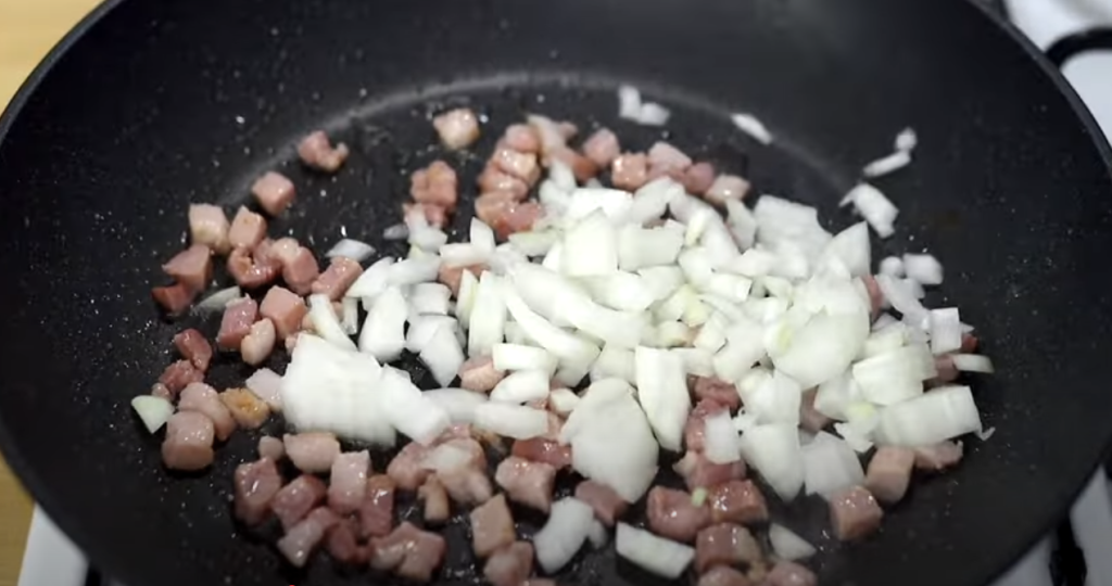 Zapečený pita chléb s bramborovou náplní, slaninou a sýrem ve tvaru pizze - rychlý a chutný recept