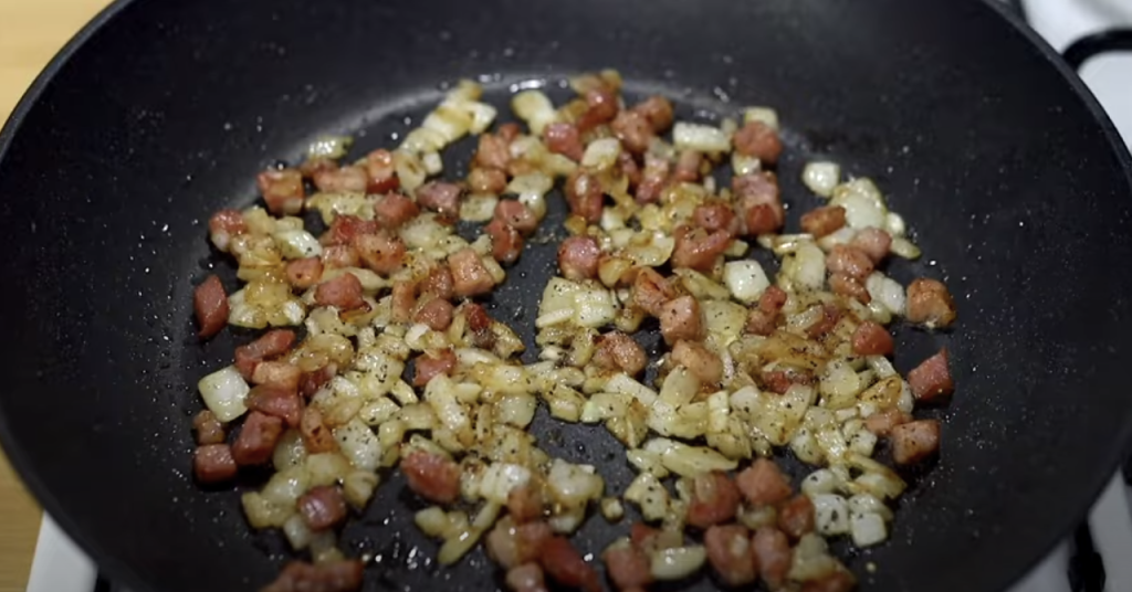 Zapečený pita chléb s bramborovou náplní, slaninou a sýrem ve tvaru pizze - rychlý a chutný recept