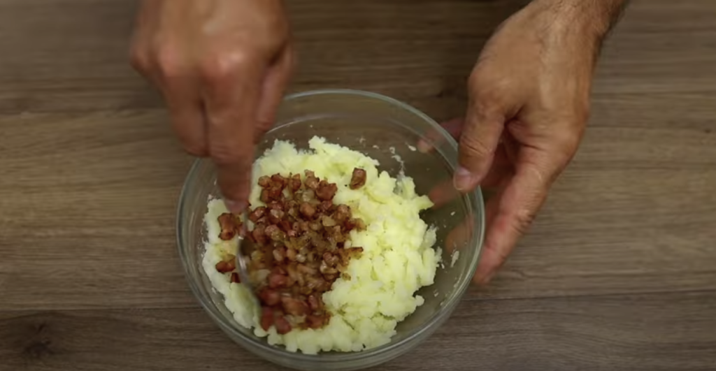 Zapečený pita chléb s bramborovou náplní, slaninou a sýrem ve tvaru pizze - rychlý a chutný recept