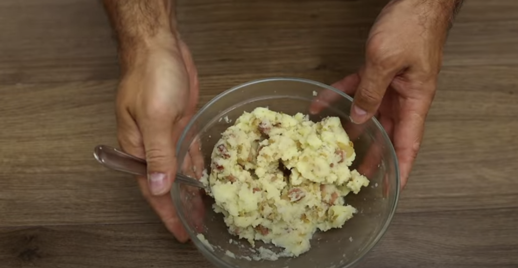 Zapečený pita chléb s bramborovou náplní, slaninou a sýrem ve tvaru pizze - rychlý a chutný recept