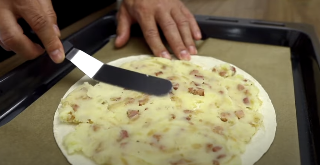 Zapečený pita chléb s bramborovou náplní, slaninou a sýrem ve tvaru pizze - rychlý a chutný recept