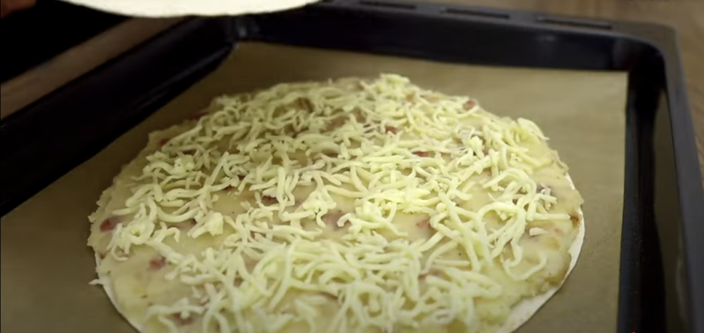 Zapečený pita chléb s bramborovou náplní, slaninou a sýrem ve tvaru pizze - rychlý a chutný recept