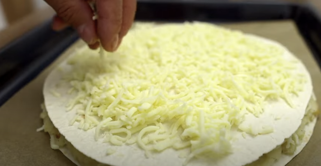 Zapečený pita chléb s bramborovou náplní, slaninou a sýrem ve tvaru pizze - rychlý a chutný recept