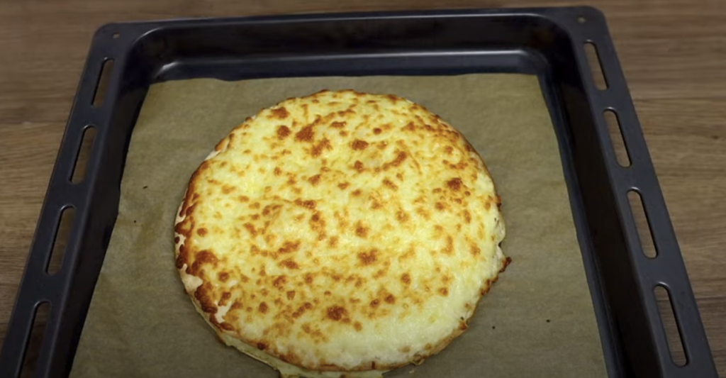 Zapečený pita chléb s bramborovou náplní, slaninou a sýrem ve tvaru pizze - rychlý a chutný recept