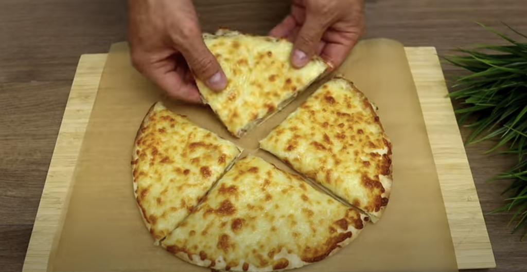 Zapečený pita chléb s bramborovou náplní, slaninou a sýrem ve tvaru pizze - rychlý a chutný recept