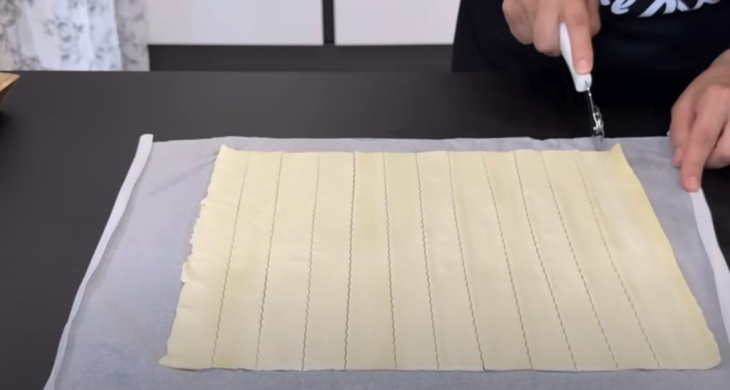 Elegantní listové trubičky plněné vanilkovým a čokoládovým krémem - jemně křupavý dezert s bohatou náplní, který okouzlí každého mlsouna