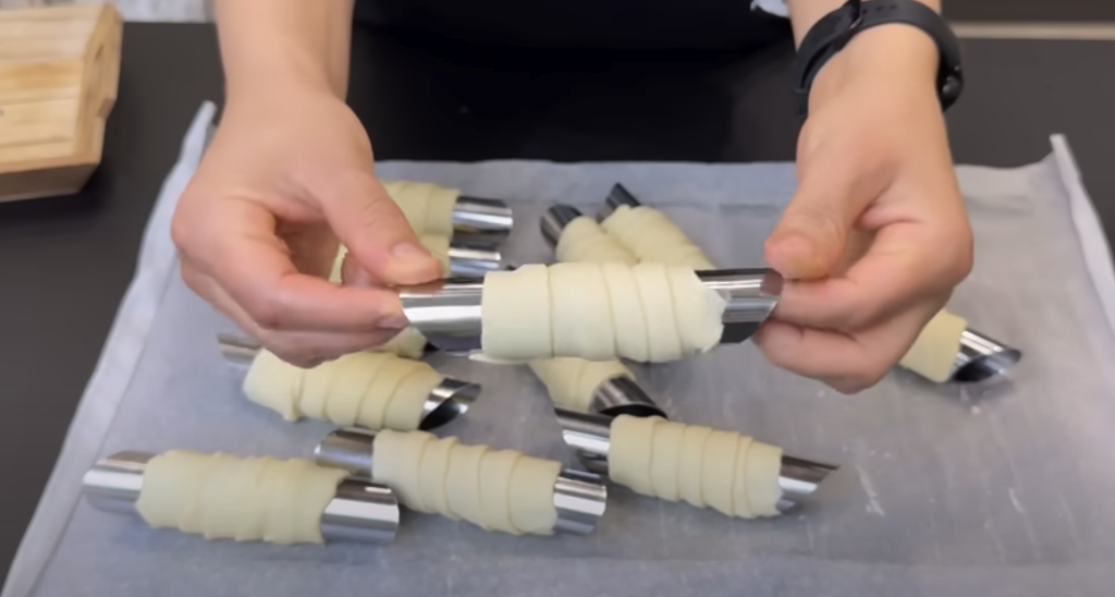 Elegantní listové trubičky plněné vanilkovým a čokoládovým krémem - jemně křupavý dezert s bohatou náplní, který okouzlí každého mlsouna