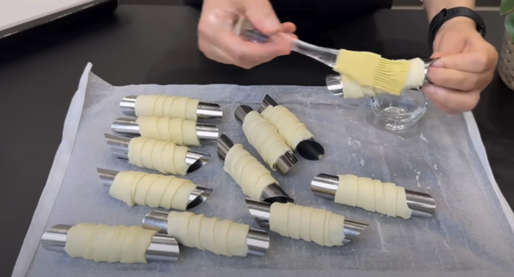 Elegantní listové trubičky plněné vanilkovým a čokoládovým krémem - jemně křupavý dezert s bohatou náplní, který okouzlí každého mlsouna