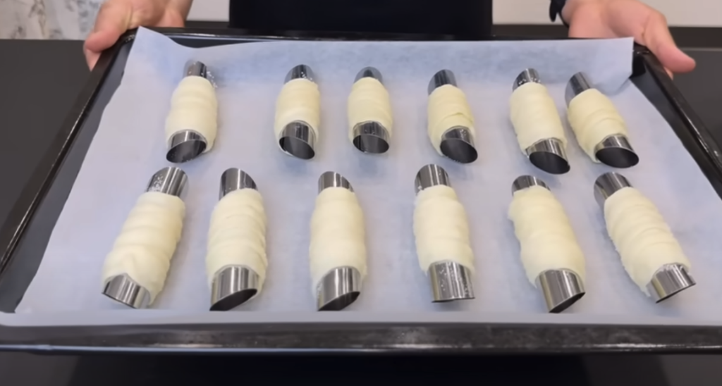 Elegantní listové trubičky plněné vanilkovým a čokoládovým krémem - jemně křupavý dezert s bohatou náplní, který okouzlí každého mlsouna