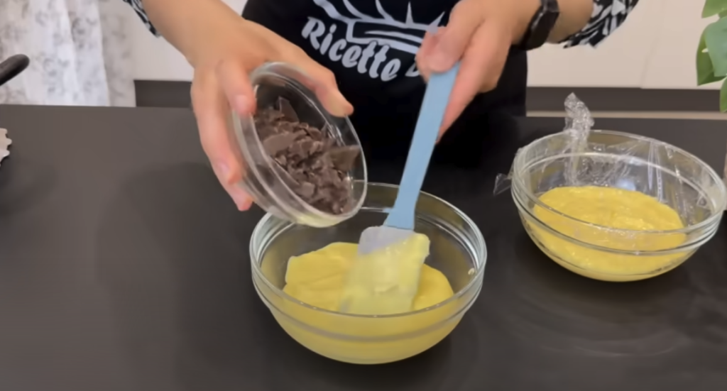 Elegantní listové trubičky plněné vanilkovým a čokoládovým krémem - jemně křupavý dezert s bohatou náplní, který okouzlí každého mlsouna