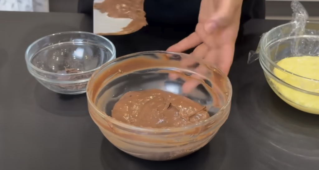 Elegantní listové trubičky plněné vanilkovým a čokoládovým krémem - jemně křupavý dezert s bohatou náplní, který okouzlí každého mlsouna