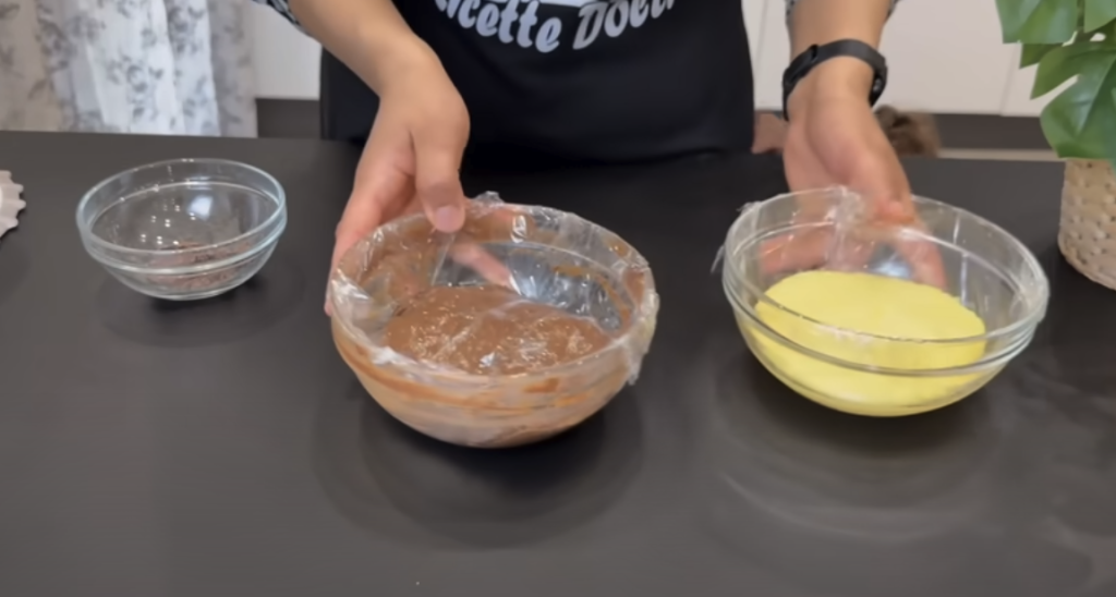 Elegantní listové trubičky plněné vanilkovým a čokoládovým krémem - jemně křupavý dezert s bohatou náplní, který okouzlí každého mlsouna