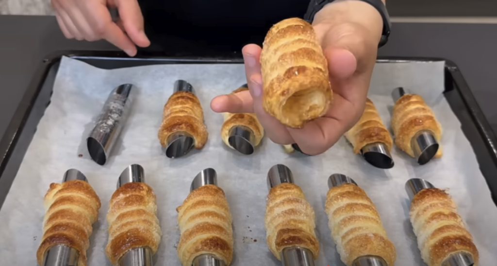 Elegantní listové trubičky plněné vanilkovým a čokoládovým krémem - jemně křupavý dezert s bohatou náplní, který okouzlí každého mlsouna