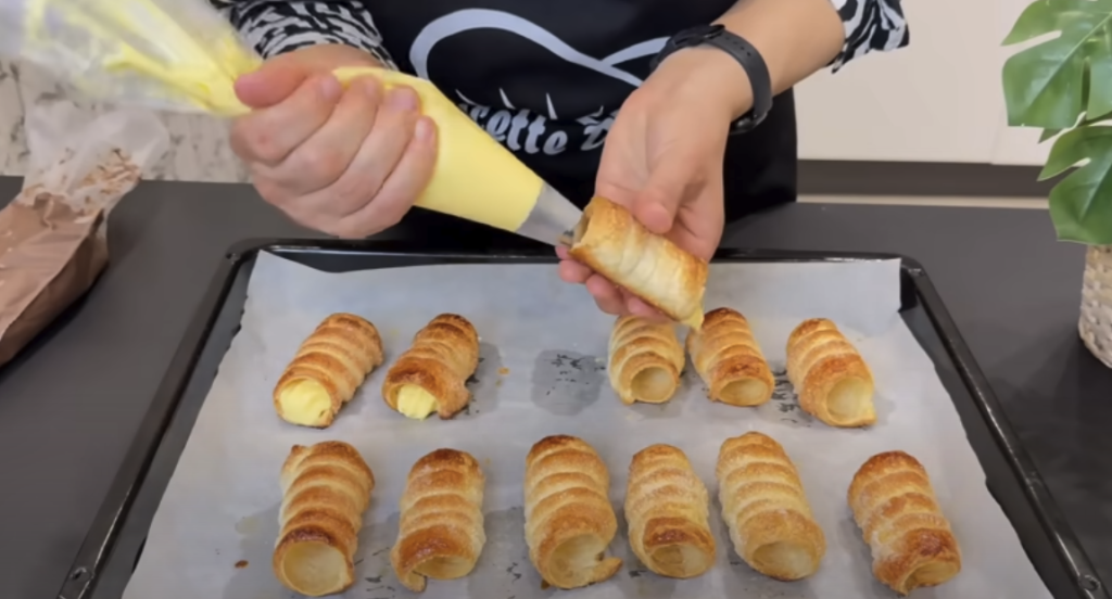 Elegantní listové trubičky plněné vanilkovým a čokoládovým krémem - jemně křupavý dezert s bohatou náplní, který okouzlí každého mlsouna