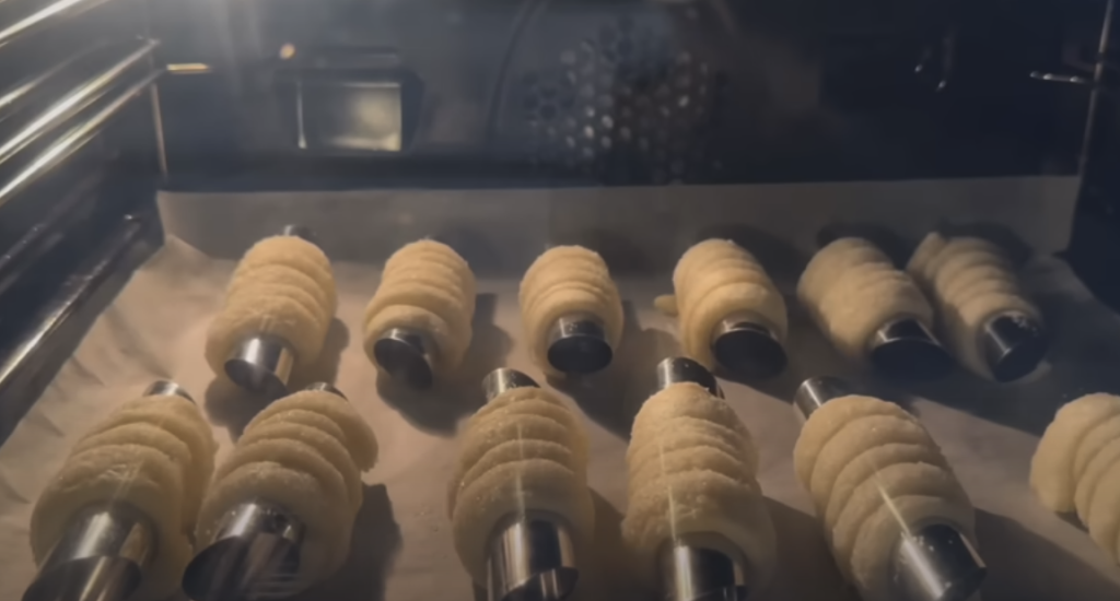 Elegantní listové trubičky plněné vanilkovým a čokoládovým krémem - jemně křupavý dezert s bohatou náplní, který okouzlí každého mlsouna